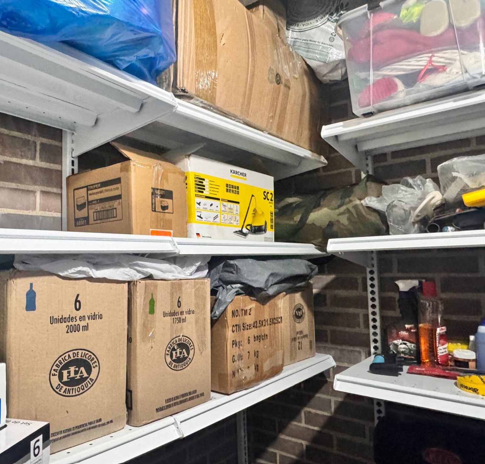 El mismo cuarto útil con estanterías modulares, todo organizado y a la vista